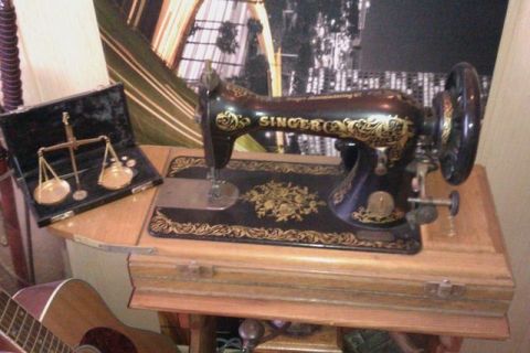 1991 Ford LTD Crown Victoria - An antique Singer sewing machine is displayed with a balance scale and part of a guitar.