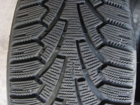 1993 Ford Probe - Detailed view of a tire's tread pattern, showing the size designation '255/40R17'.