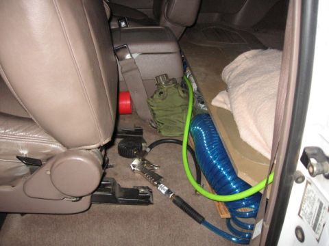 1995 Ford Bronco - all ready for hookup for airing up, stashed neatly hidden behind drivers seat.