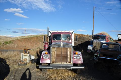 1959 Kenworth W900A - A 1959 Kenworth W900A is parked with other vehicles under a blue sky.