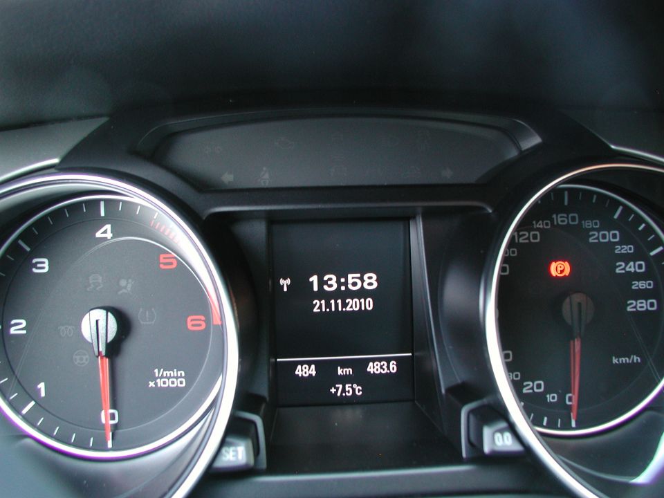 Audi gauge cluster showing 21.11.2010, 484 km trip and +7.5C outside temp