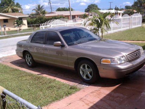2002 Ford Crown Victoria photo