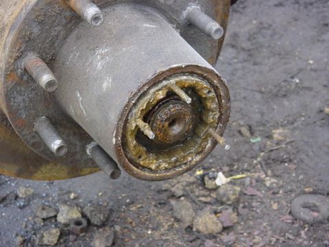 1992 Ford Bronco - removed cap. rusty as shit, had to be drilled off. then remove both ring retainers liek a D44