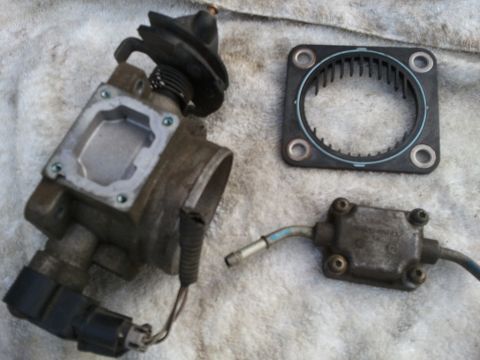 2003 Ford Crown Victoria - Throttle body and sensor assembly with gasket, likely for an older vehicle.