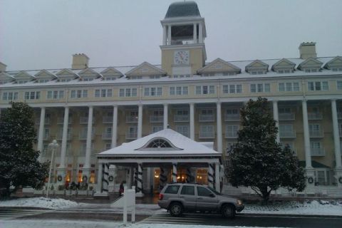 1991 Ford LTD Crown Victoria - A Jeep Grand Cherokee is parked in front of a snow-covered hotel with a prominent clock tower.