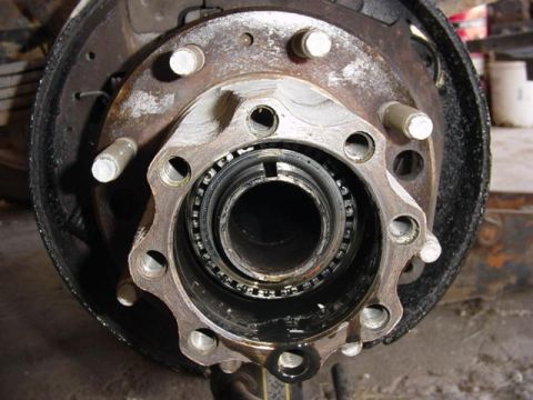 1992 Ford Bronco - locknut removed, BEWARE, some are left hand thread.