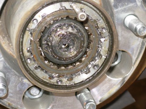 1983 Ford Bronco - Well, I THOUGHT my gorilla welds had broken at OCBR, but apparently not... Both hub locks are shattered. [url=https://www.supermotors.net/r…