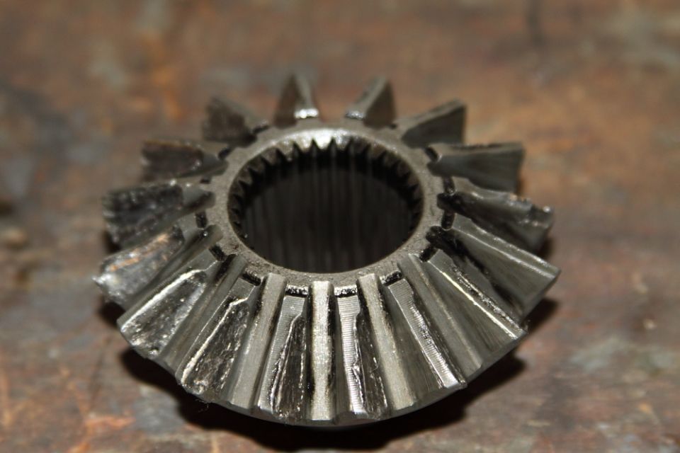 Differential spider gear with chipped teeth