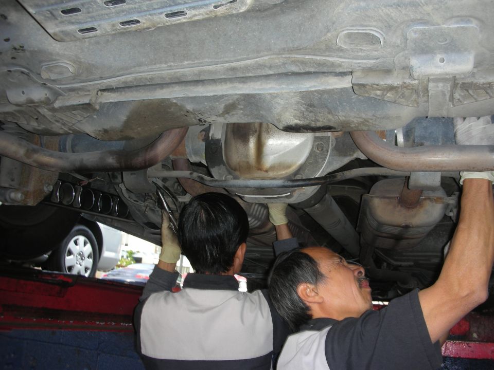 Underbody of 2004 Ford Crown Victoria with swaybar installation