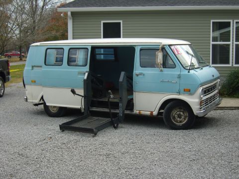 2007 Ford Mustang - This van, with its distinctive body style, appears to be from the 1970s, not a 2007 model.