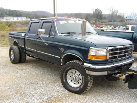2007 Ford Mustang - This F250 pickup truck features a crew cab, dually rear wheels, and a prominent exhaust stack.