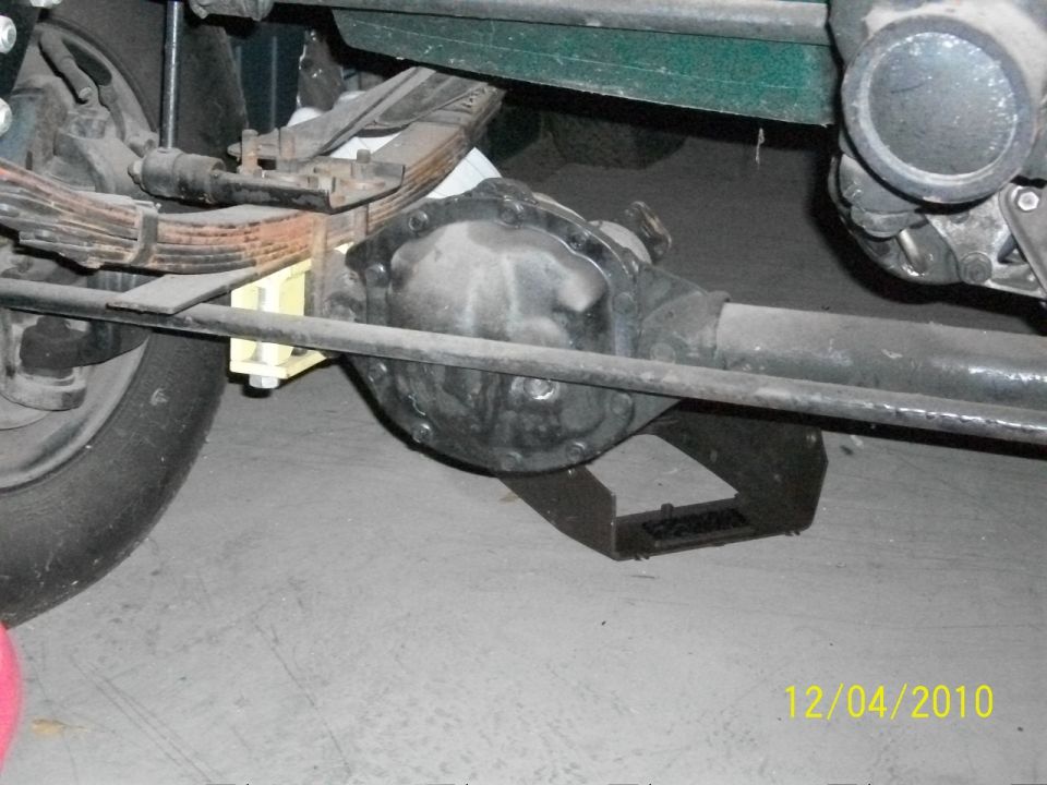 Rear axle assembly with leaf springs and shock absorber mount on a vehicle