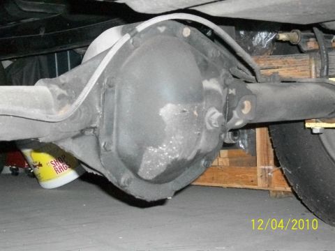 1986 Jeep Wagoneer - Close-up of a vehicle's rear differential and axle assembly.