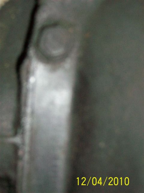 1986 Jeep Wagoneer - A close-up view shows a metal bracket and bolt, with a date stamp of 12/04/2010.