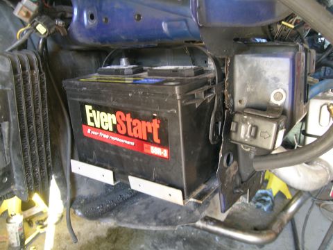 1995 Ford Probe - A close-up view of an EverStart car battery installed in a vehicle's engine bay.