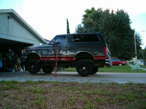 1991 Ford Bronco - Drivers rail on and both tires off the ground. It works!