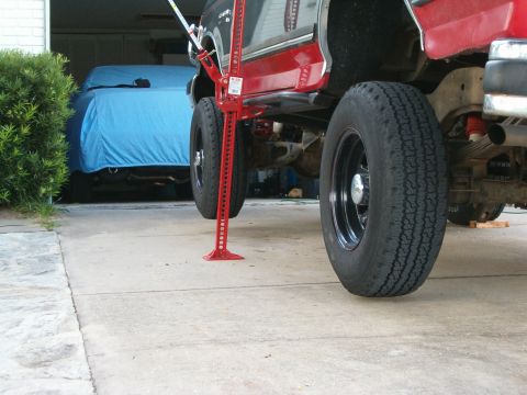 1991 Ford Bronco - Air between those tires!