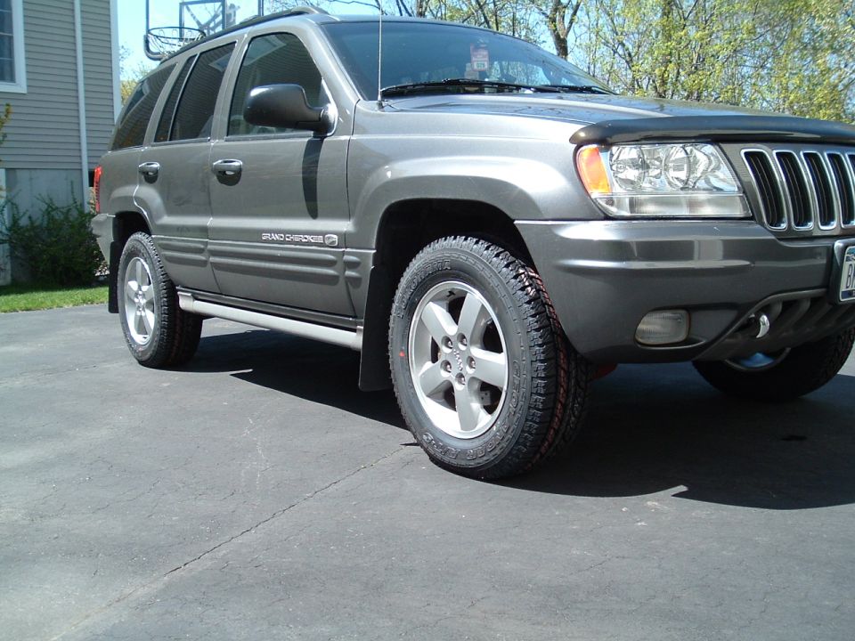 2002 Jeep Grand Cherokee parked on asphalt driveway, front 3/4 view