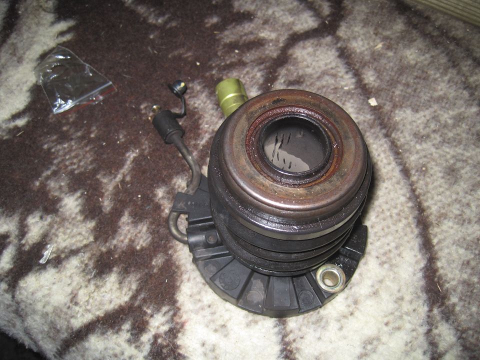 Clutch release bearing with hydraulic line, on a patterned cloth surface