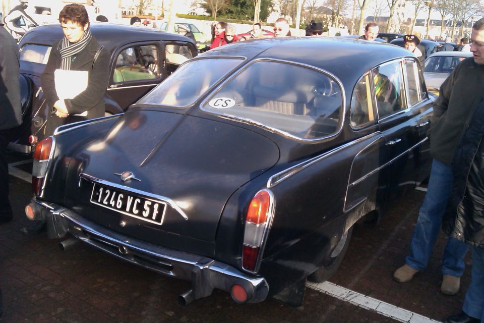 Black sedan with dual rear windows and license plate 1246 VC 51