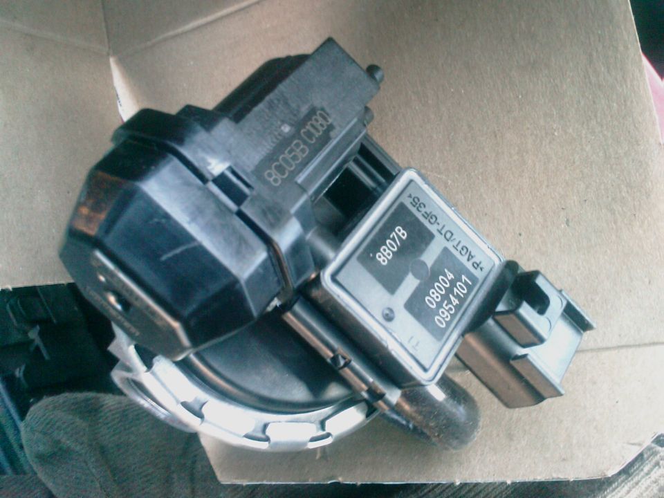 EGR valve actuator with part numbers 8807B and 08004 0954101 visible
