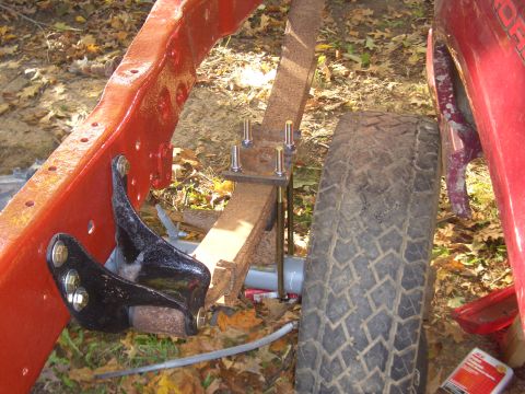 1992 Ford F-150 - Detail of a truck's chassis components, including the frame, leaf spring, and tire, with a Supermotors.net watermark.