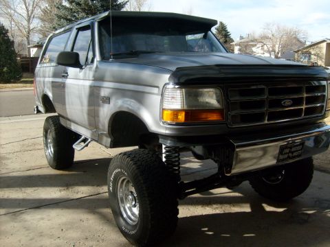 1986 Ford Bronco - This lifted Ford Bronco has a grille that indicates a 1992-1996 model year.