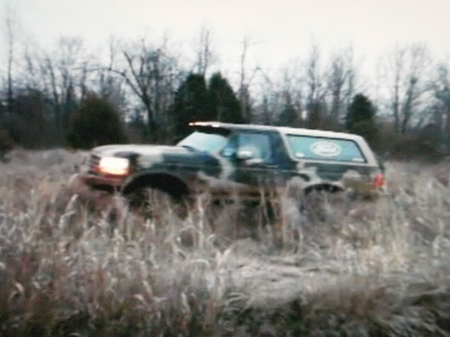 1995 Ford Bronco 3q-front view in a field
