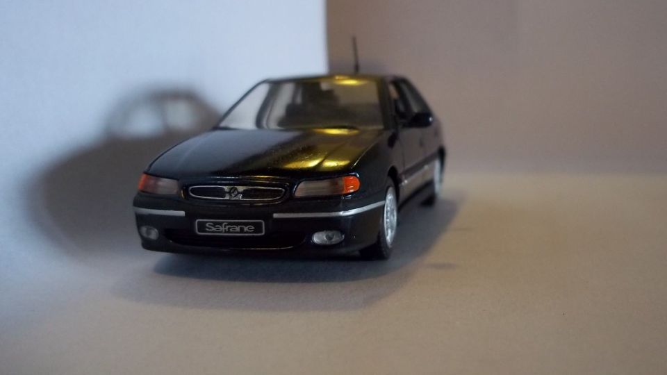 Dark Renault Safrane scale model, front three-quarter view