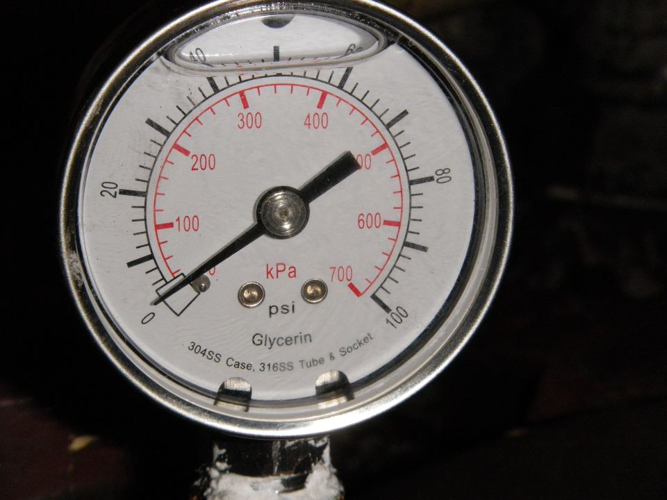 Glycerin filled pressure gauge with psi and kPa markings