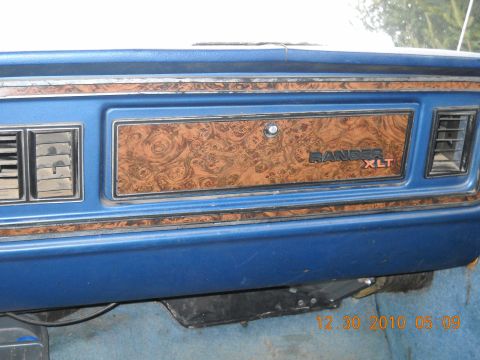 1982 Ford Bronco - The interior features a woodgrain trim panel on the dashboard with a RANGER XLT badge.