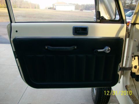 1986 Jeep Wagoneer - Interior view of a vehicle's door panel, showing the handle and window crank.