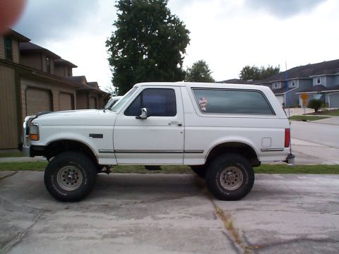 1992 Ford Bronco - After I took the bent up old Westin nerf bars off. Looks much better.