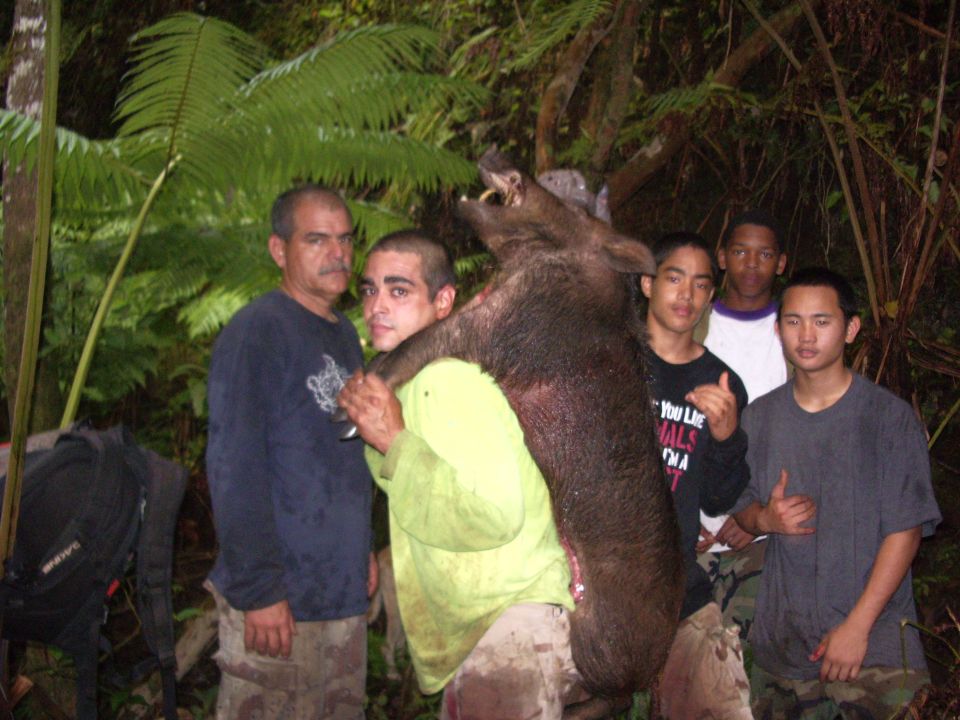Richie with Tony and hog, with 2 Leleihua Mules, Rivers and Daquan, and DJ.