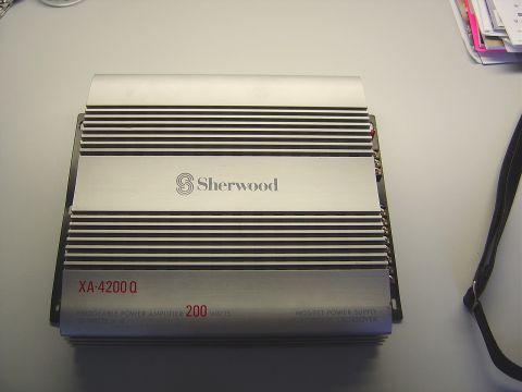 1986 Ford Bronco - Sherwood XA-4200 Q amplifier, rated for 200 Watts, features a silver heatsink.