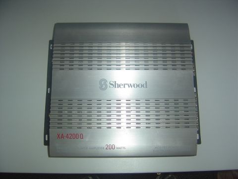 1986 Ford Bronco - A Sherwood XA-4200 Q amplifier with 200 watts output is shown.