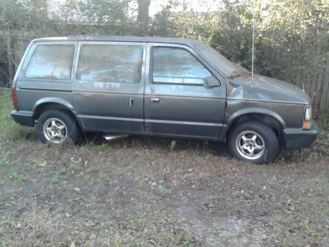 1989 Dodge Caravan - This Dodge Caravan minivan appears to be from the mid-1980s, not 1989.