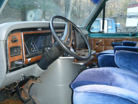 1981 Ford E350 - Interior view of a 1981 Ford E350 van, highlighting the dashboard and captain's chairs.