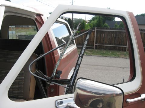 1981 Ford Bronco - The wing window mechanism on this 1981 Ford Bronco is broken and hanging loose.