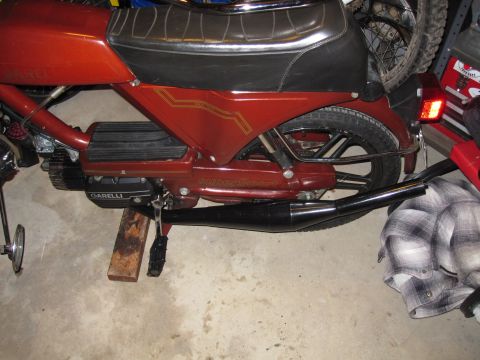 1981 Garelli Rally Sport - A red moped is shown from the side, propped up on wooden blocks in a garage.