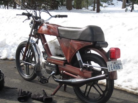 1981 Garelli Rally Sport - A red Garelli moped is parked outdoors in a snowy environment.