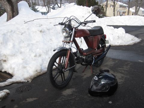 1981 Garelli Rally Sport - Moped parked outside with snowdrifts. A helmet is placed on the ground next to it.