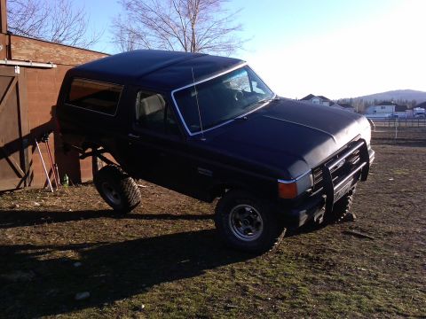 1988 Ford Bronco - This Ford Bronco is parked on uneven ground, with its front passenger side wheel elevated.