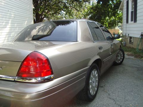 2004 Ford Crown Victoria photo