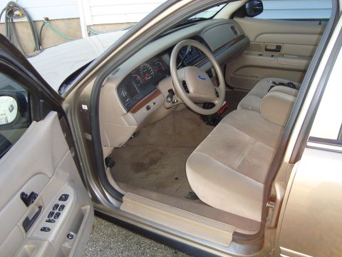 2004 Ford Crown Victoria photo