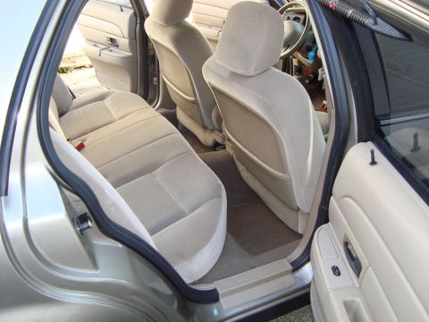 2004 Ford Crown Victoria photo