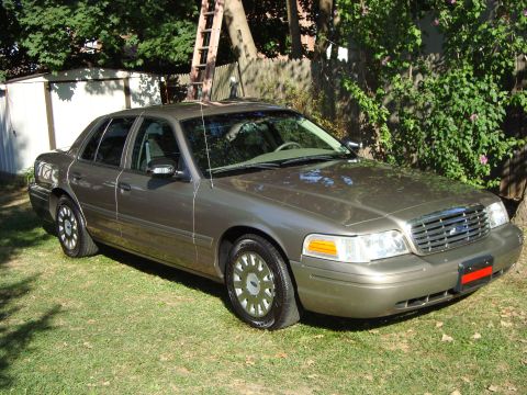 2004 Ford Crown Victoria photo