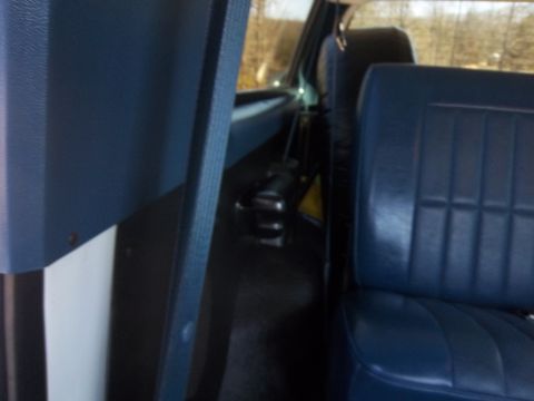 1995 Ford Bronco - The interior of a vehicle is shown, blue seats and a Supermotors watermark at the bottom right.