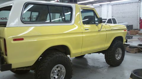 1978 Ford Bronco - This lifted 1978 Ford Bronco features a two-tone yellow and white paint scheme.