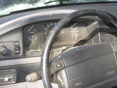 1995 Ford F-150 - It looks like birds were roosting on the dash & crapping on the column due to the broken rear window.